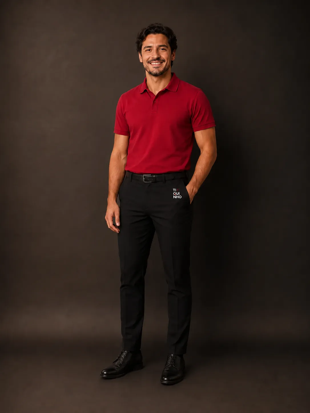 Profissional vestindo calça corporativa preta Tiquinho