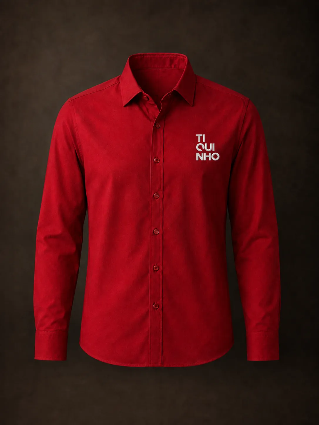 Camisa social corporativa vermelha Tiquinho isolada