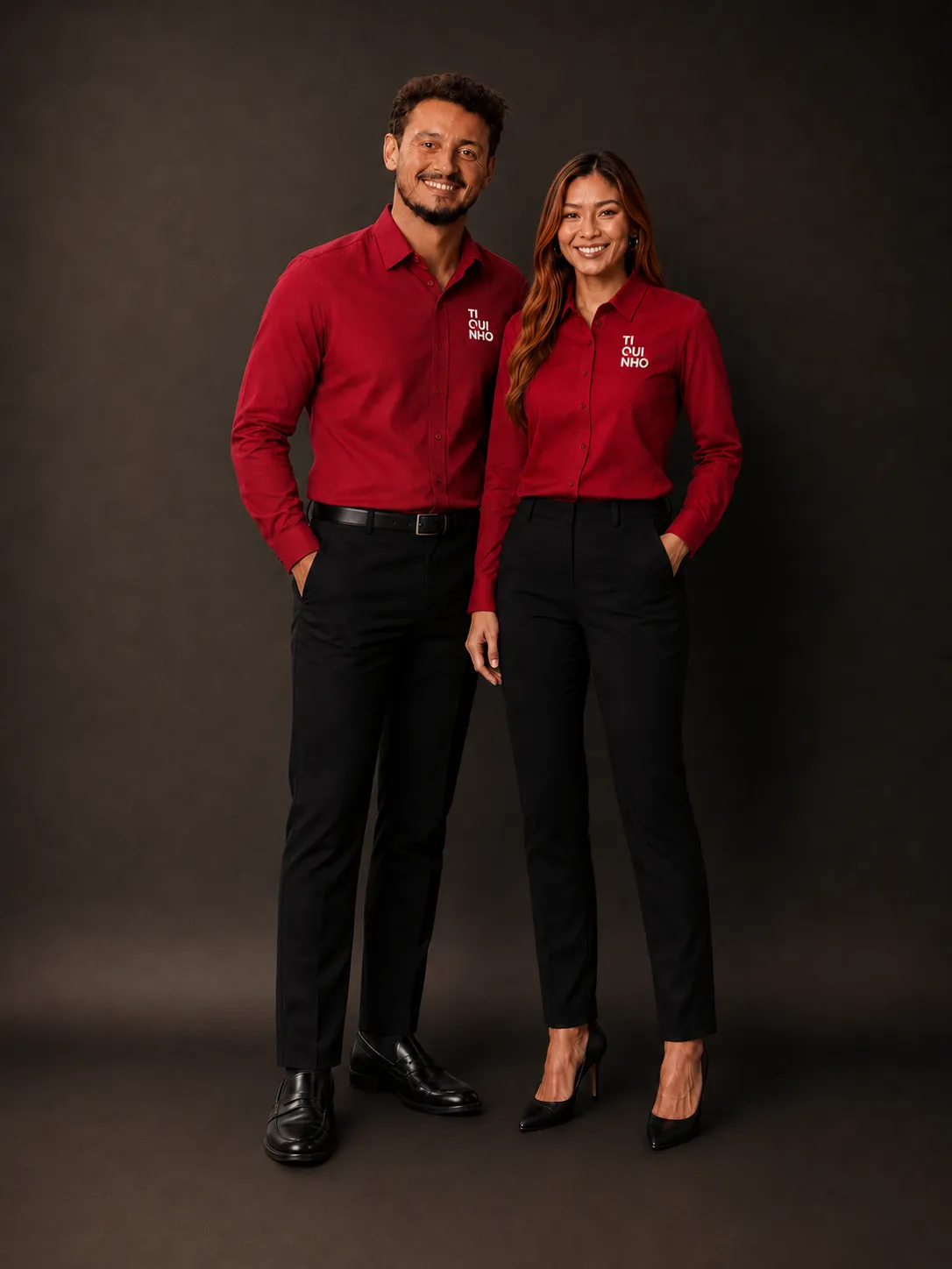 Profissionais vestindo camisas sociais vermelhas Tiquinho