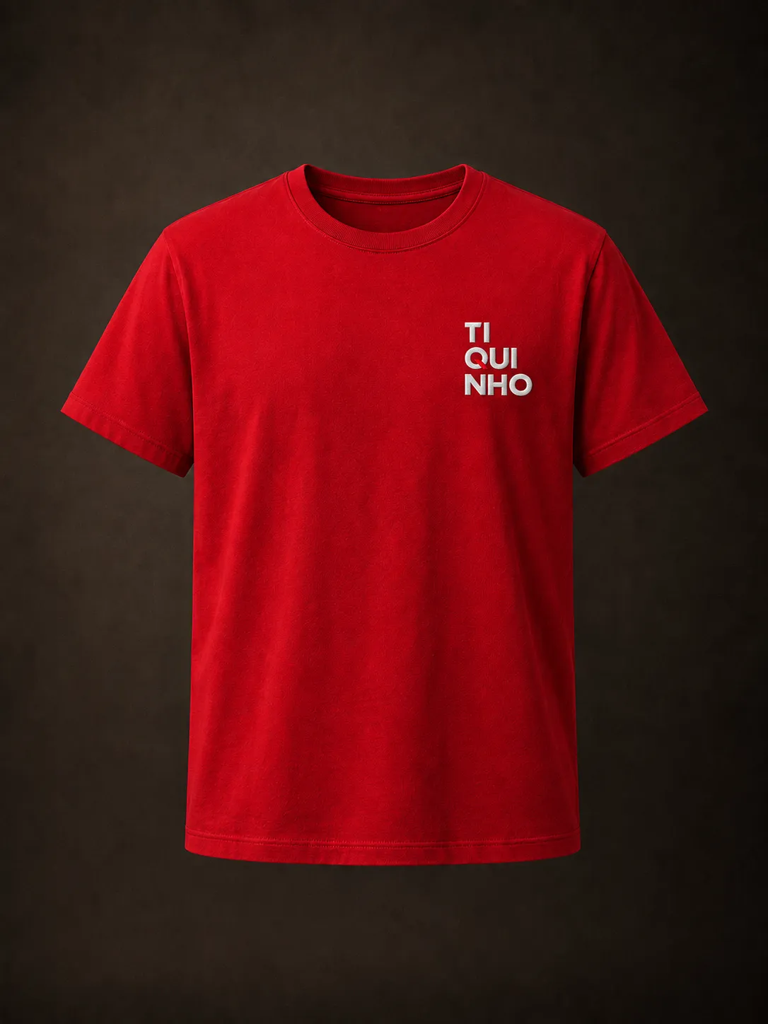 Camiseta corporativa vermelha Tiquinho isolada