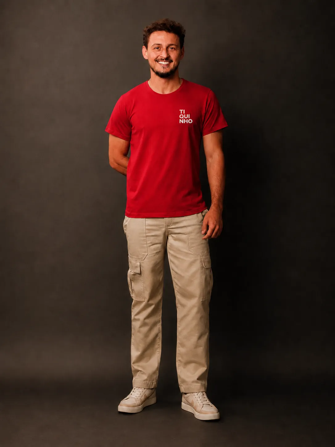 Profissional vestindo camiseta corporativa vermelha Tiquinho