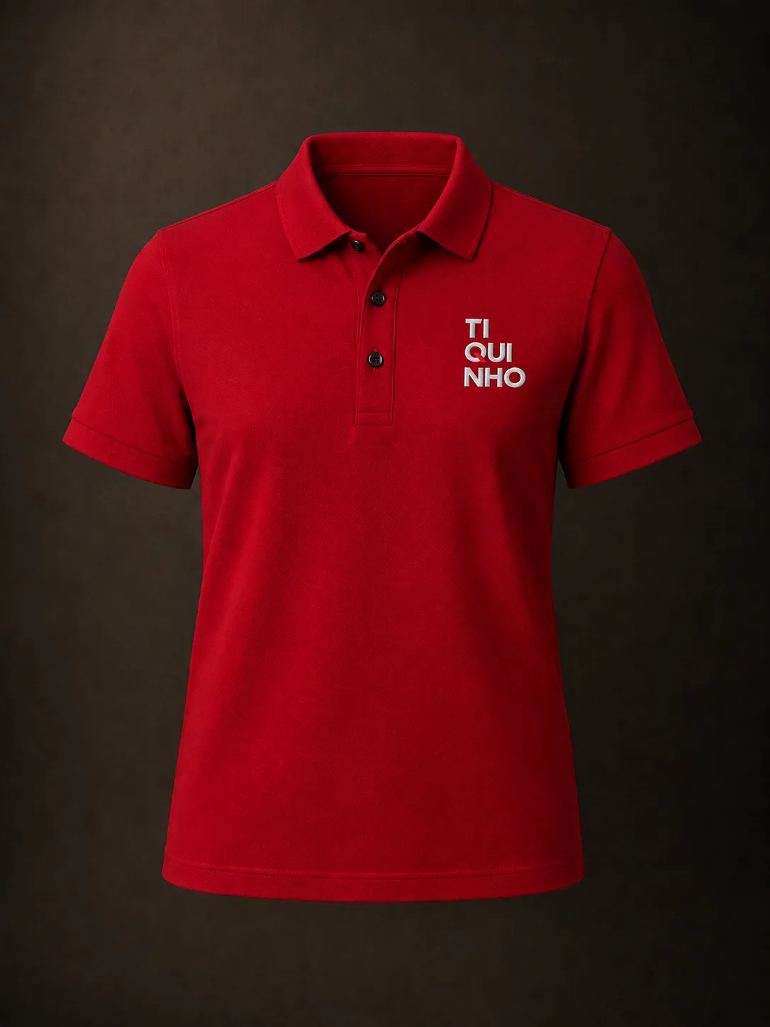 Camiseta polo corporativa vermelha Tiquinho isolada