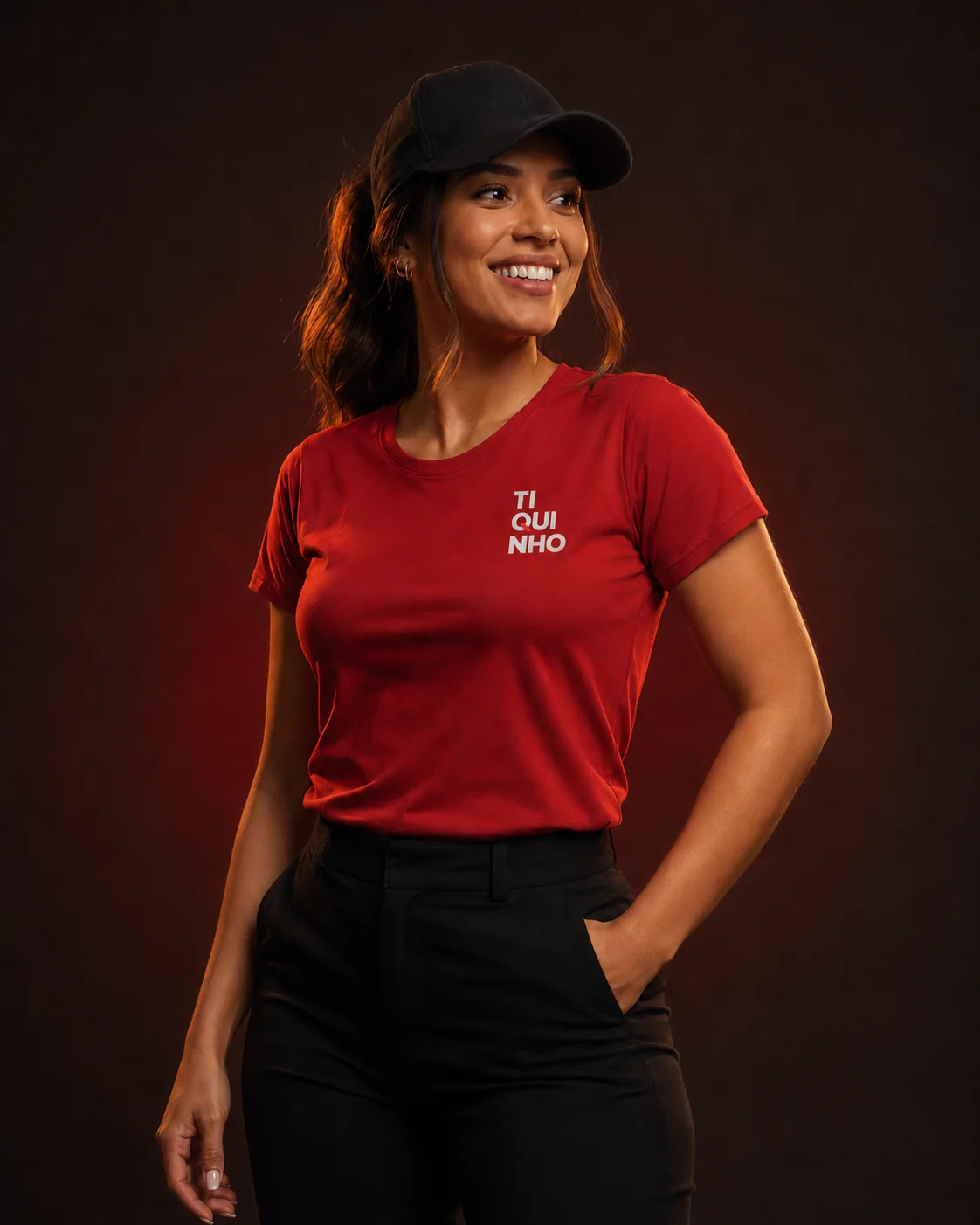 Profissional com camiseta vermelha personalizada Tiquinho para eventos