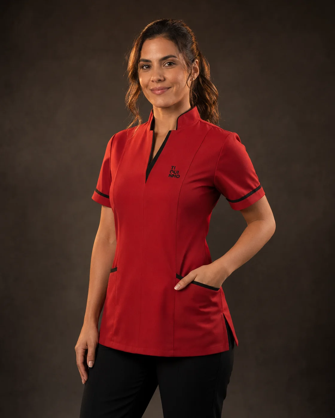 Profissional com uniforme vermelho Tiquinho para saúde, estética e alimentação