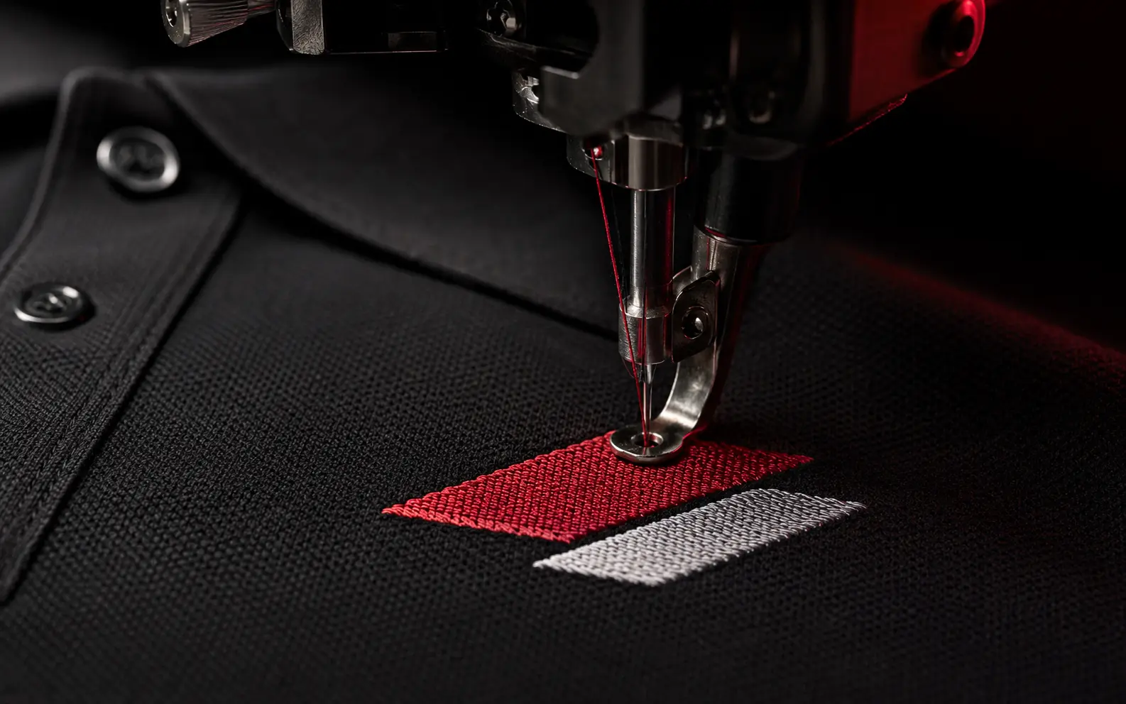 Detalhe de Bordado digital em uniforme personalizado