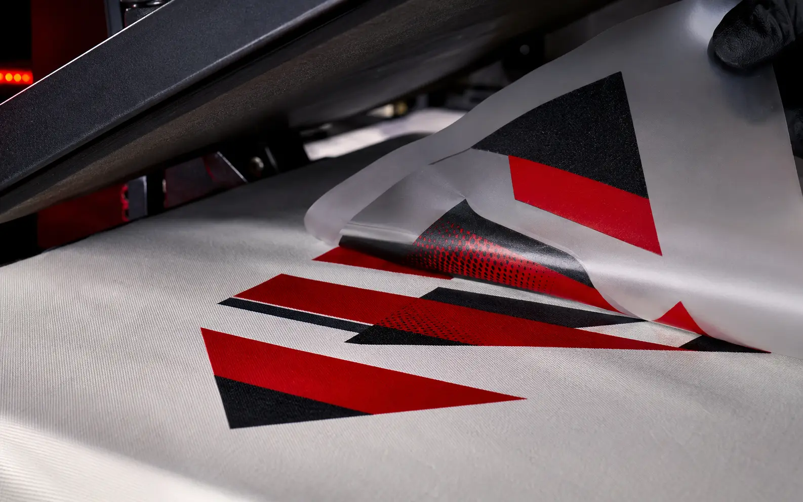 Detalhe de DTF e sublimação em uniforme personalizado