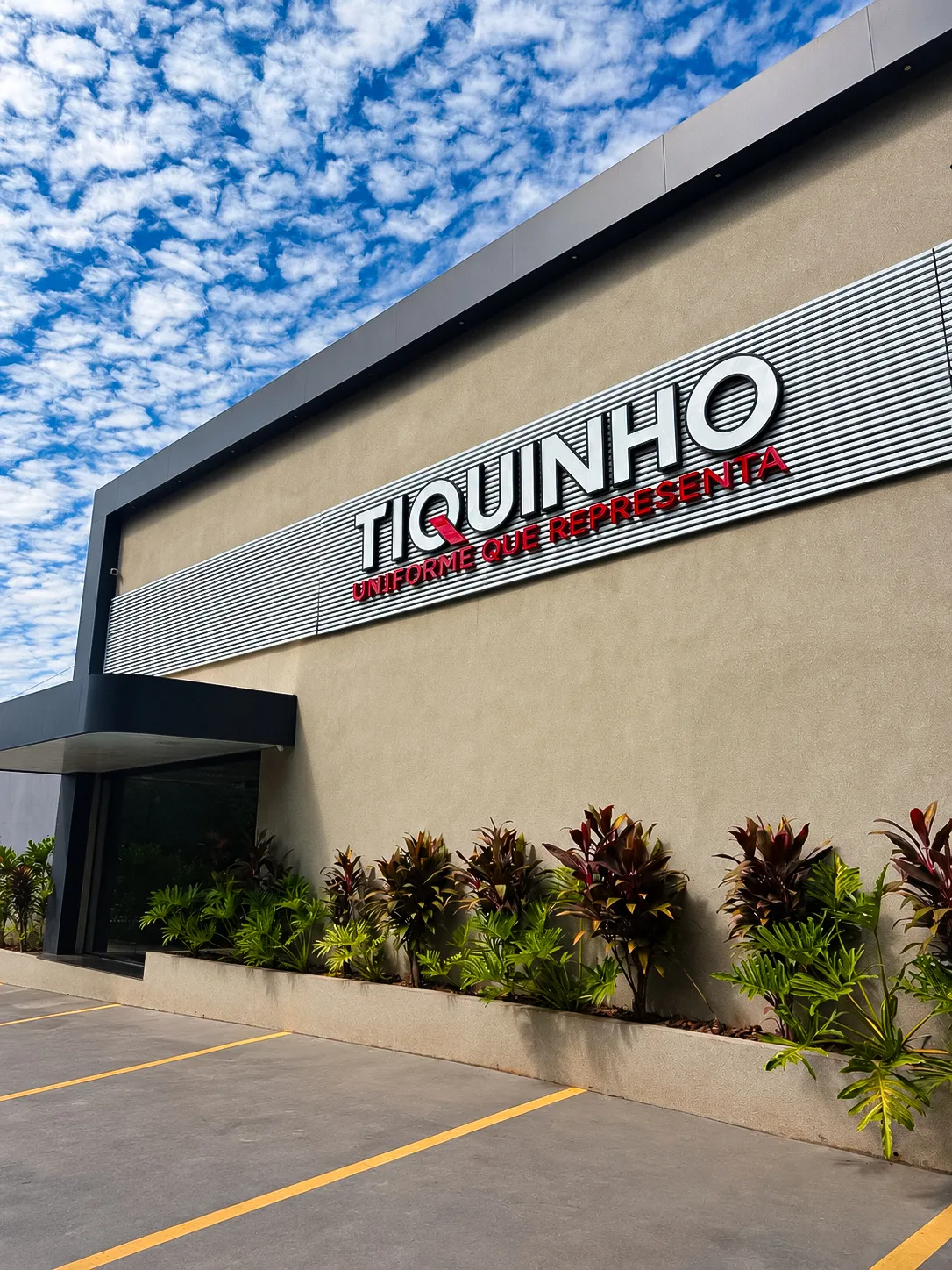 Fachada da fábrica própria da Tiquinho Uniformes em São José do Rio Preto